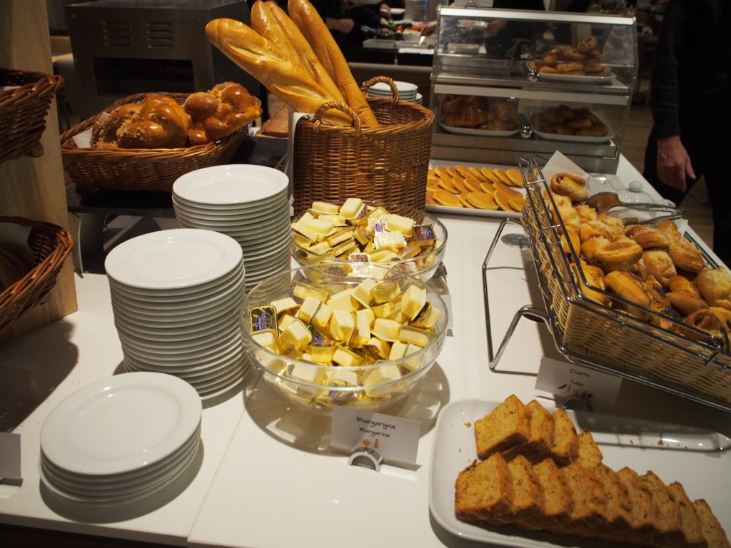 ノボテルワルシャワセントラムホテルの朝食風景の写真です。