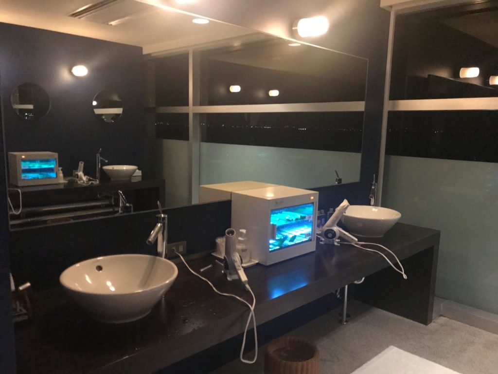 琵琶湖ホテルの「瑠璃温泉　るりの湯」の更衣室