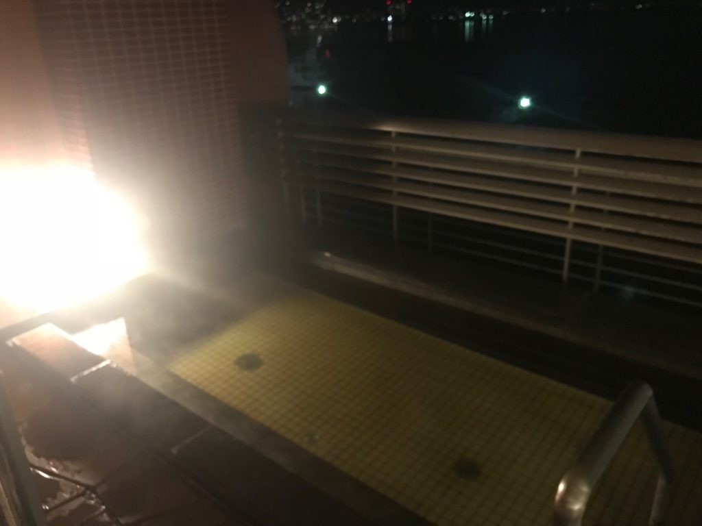 琵琶湖ホテルの「瑠璃温泉　るりの湯」の琵琶湖が一望できる露天風呂