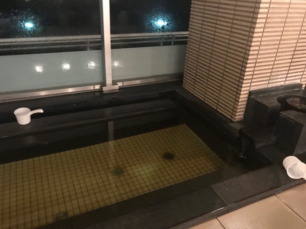 琵琶湖ホテルの「瑠璃温泉　るりの湯」の大浴場