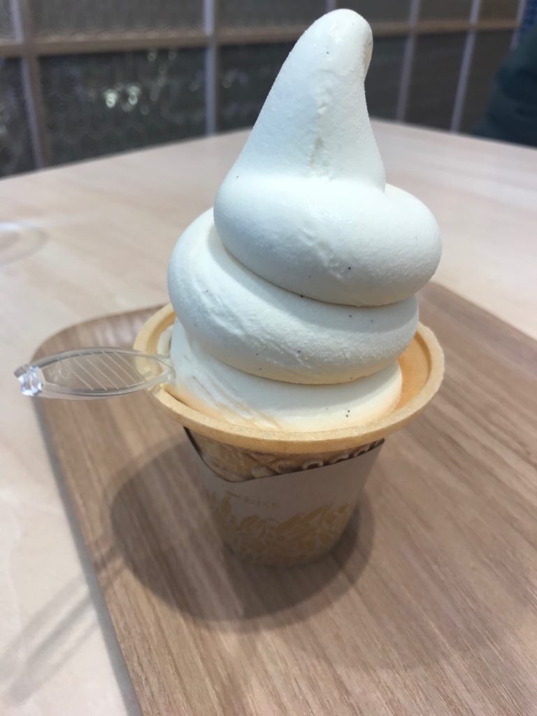 天美卵ソフトクリーム（360円）