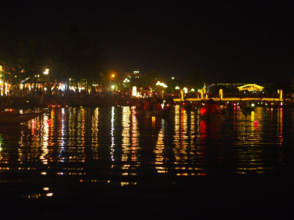 ホイヤンのトゥボン川から見る夜景