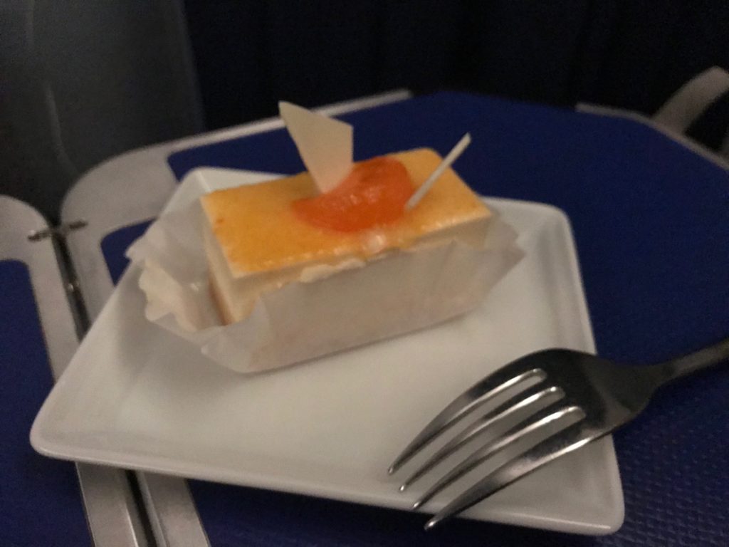 NH10便の機内食の後のデザートの写真