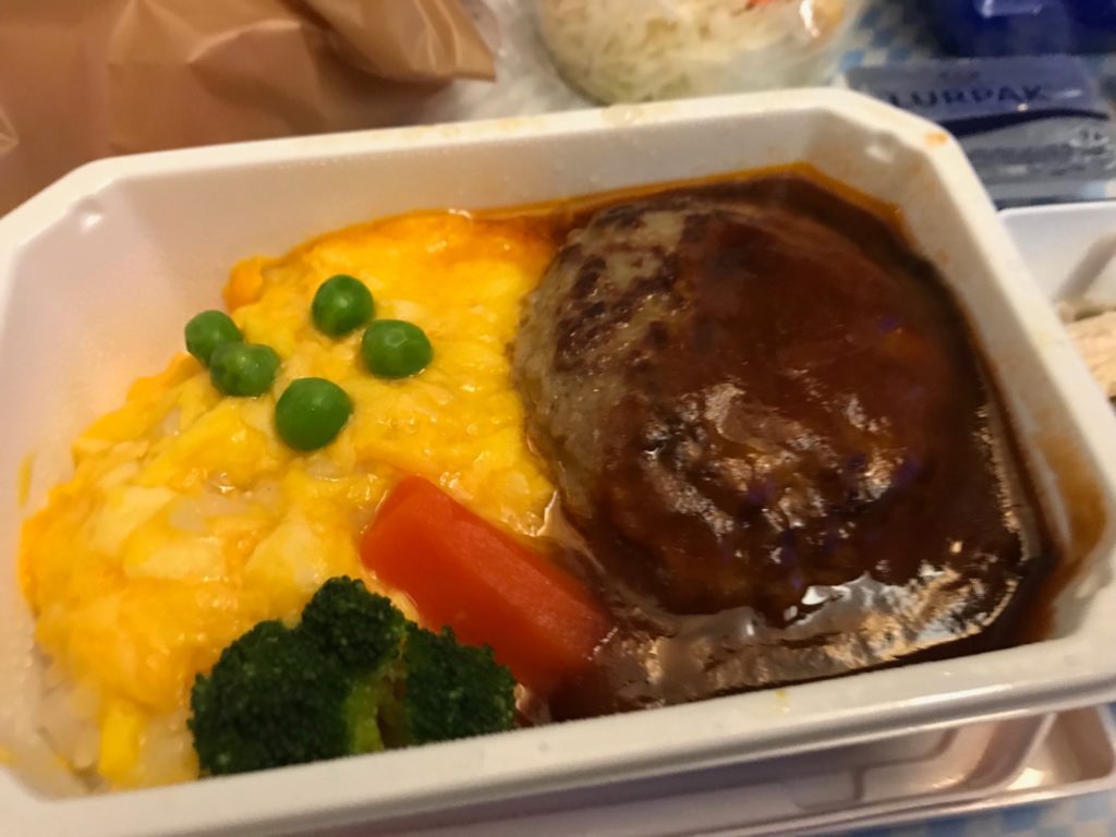 NH10便の機内食の写真