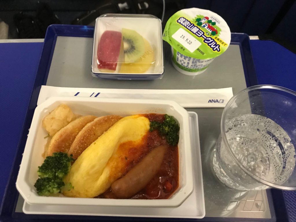 NH10便の機内食（朝食）の写真