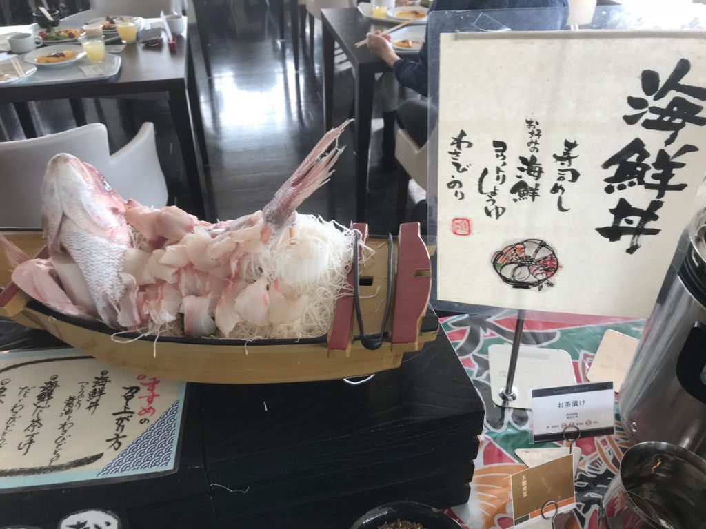 ホテルプラザ神戸のスマイリーネプチューンのプレミアム朝食の海鮮丼