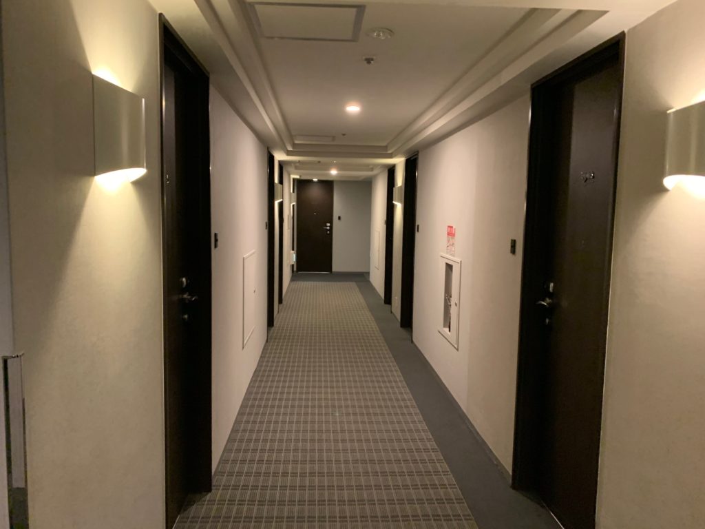 川崎日航ホテルの客室フロアの通路