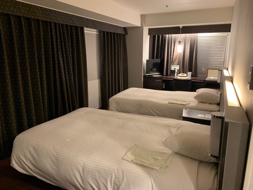 川崎日航ホテルのスーペリアツインルーム内のベッド