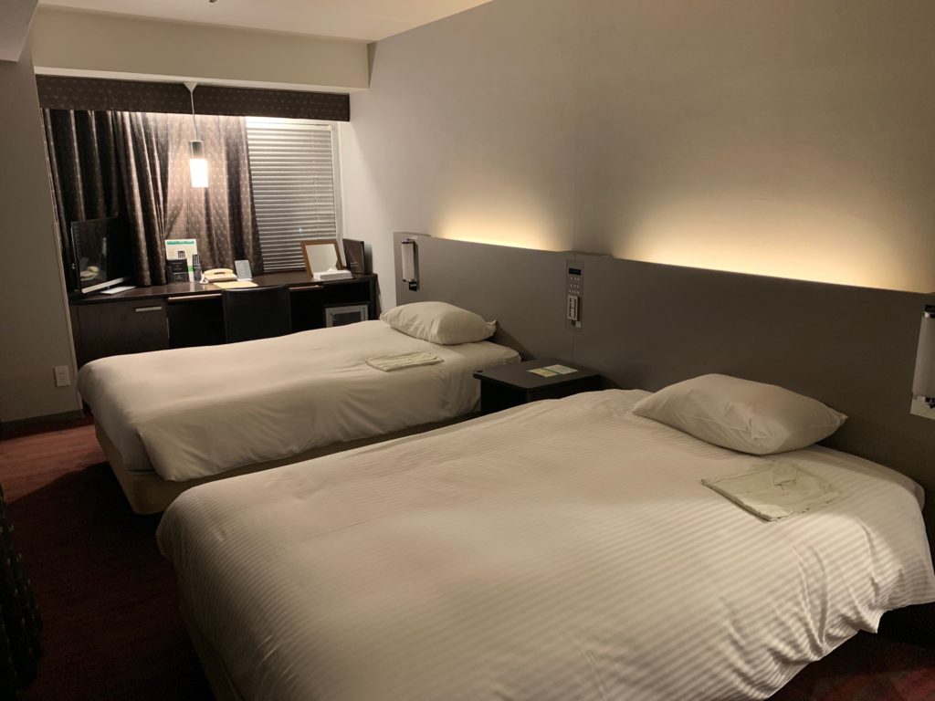 川崎日航ホテルのスーペリアツインルームのベッド