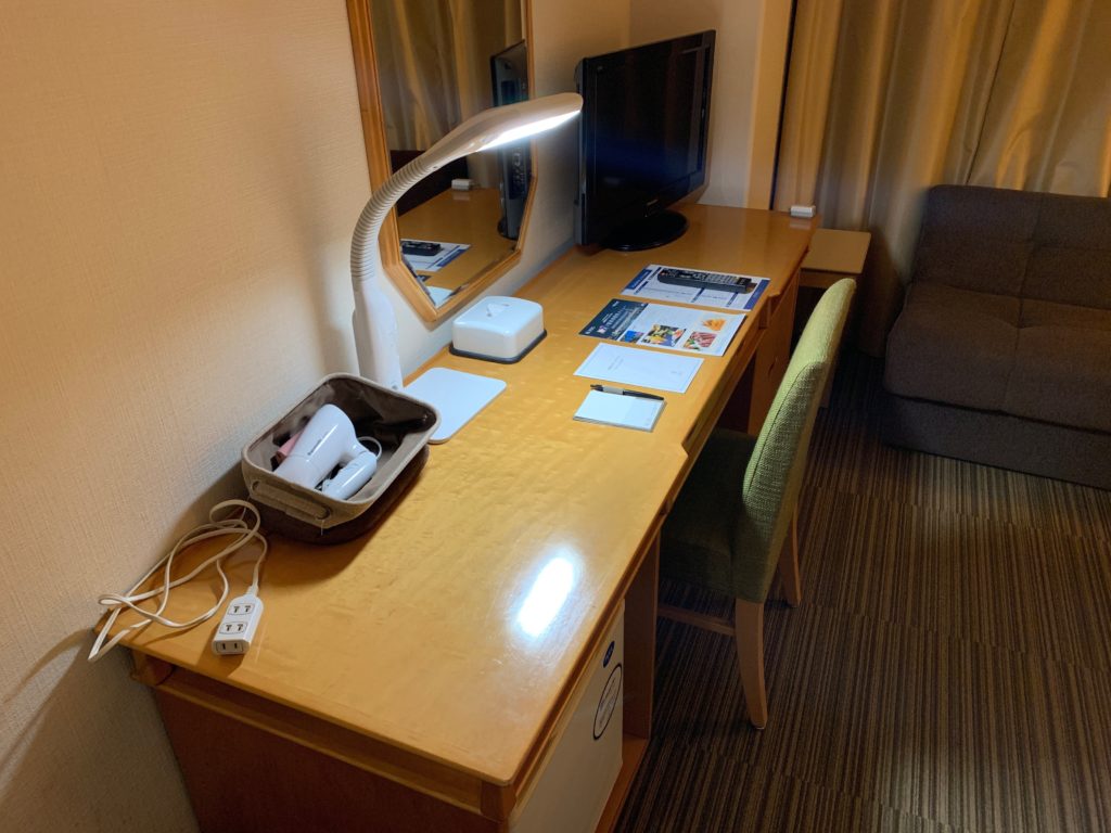 新横浜プリンスホテルのシングルルームのデスクスペース