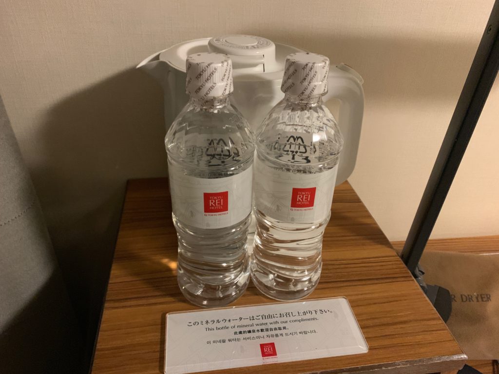 吉祥寺東急REIホテルのダブルルームの無料ミネラルウォーター