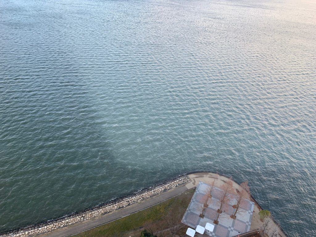 びわ湖大津プリンスホテルのスカイフロアツインルームから見た琵琶湖の眺望