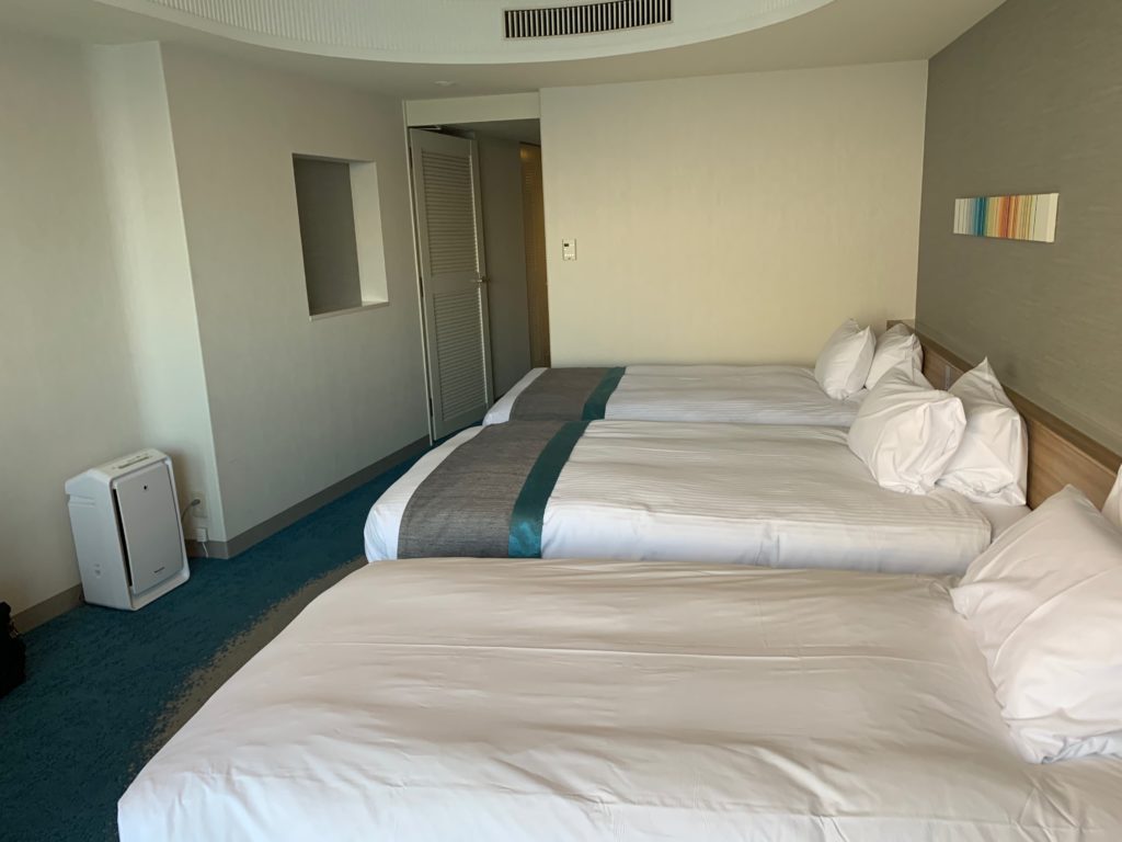びわ湖大津プリンスホテルのスカイフロアツインルーム内の様子のベッド