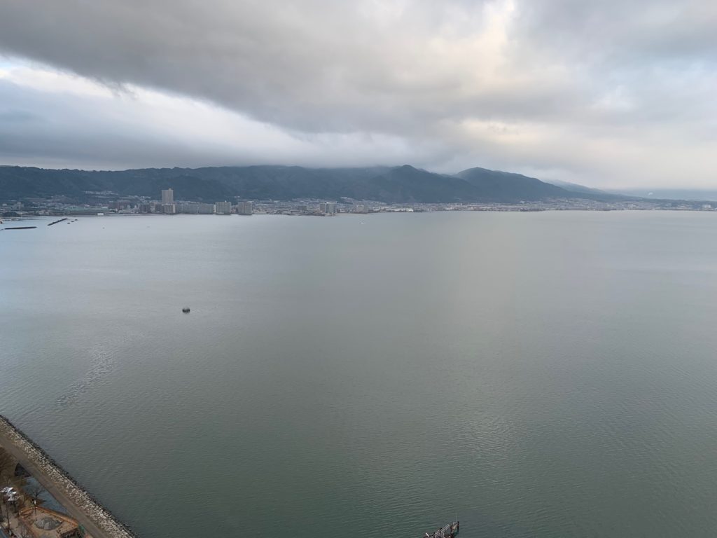びわ湖大津プリンスホテルのスカイラウンジの『和食 清水』の館内から見渡す琵琶湖の景色