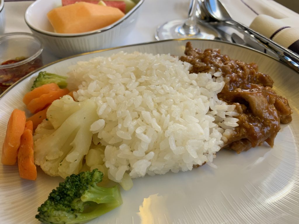 タイ国際航空（BOEING777-300型）のビジネスクラスの機内食（ポークライス）