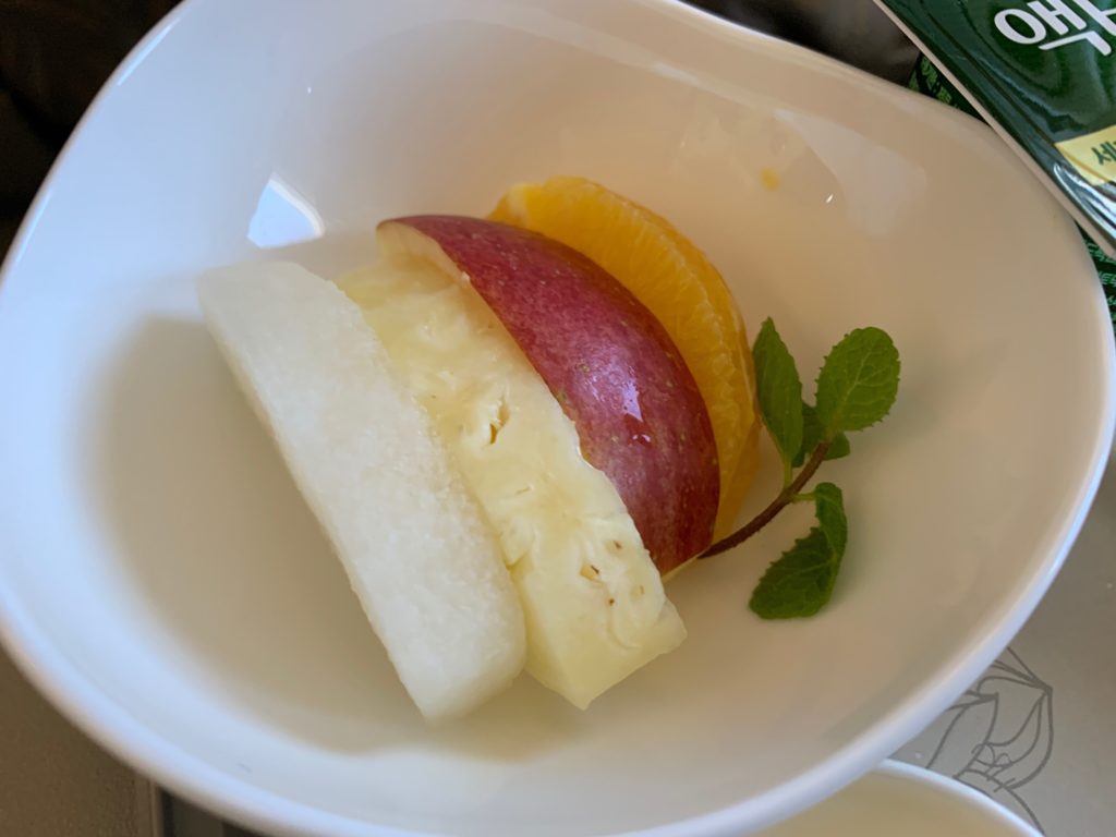 アシアナ航空OZ331（仁川→北京）のビジネスクラスの機内食（朝ごはん）のフルーツ
