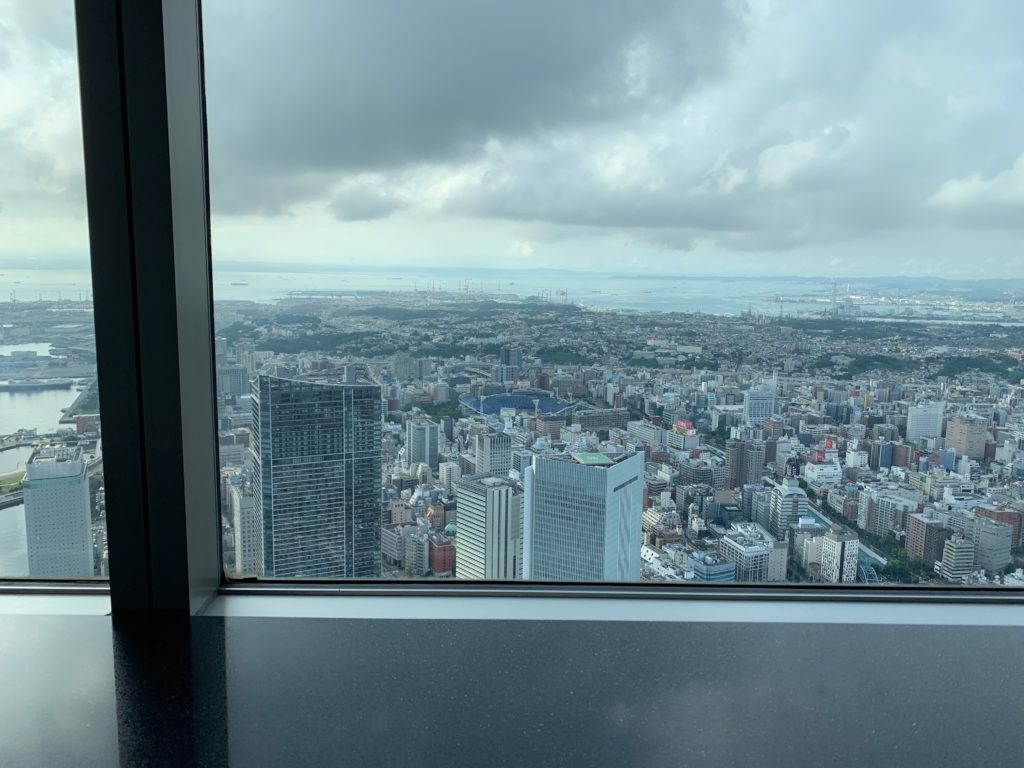 横浜ロイヤルパークホテルの70階スカイラウンジ・シリウスから望む横浜の景色