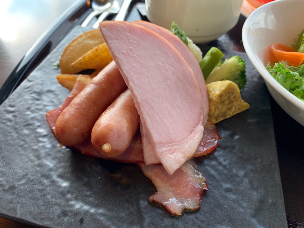 横浜ロイヤルパークホテルの70階スカイラウンジ・シリウスの洋朝食で提供されるウインナーやポテト類