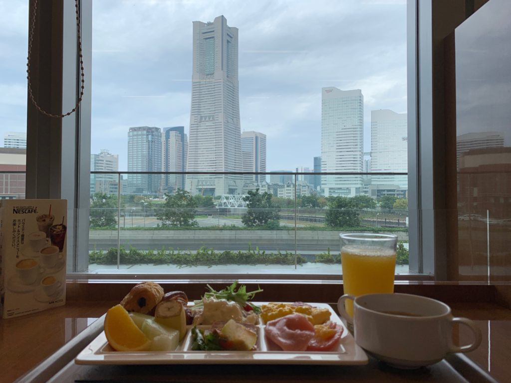 アパホテル＆リゾート 横浜ベイタワーのレストラン　ラ・ベランダで食べる朝食