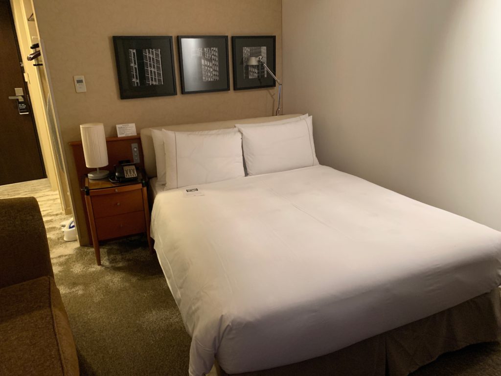 ザ ロイヤルパークホテル アイコニック 東京汐留のエコノミーダブルルームのベッド