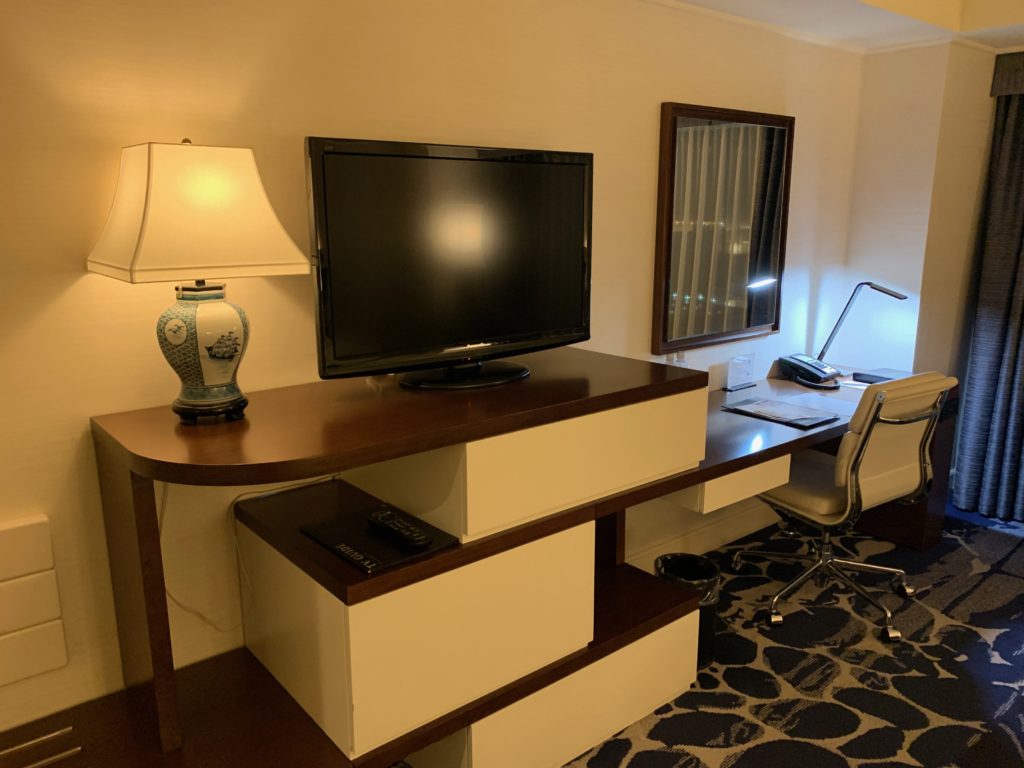ヨコハマ グランド インターコンチネンタル ホテルのデラックスツインルームのテレビ
