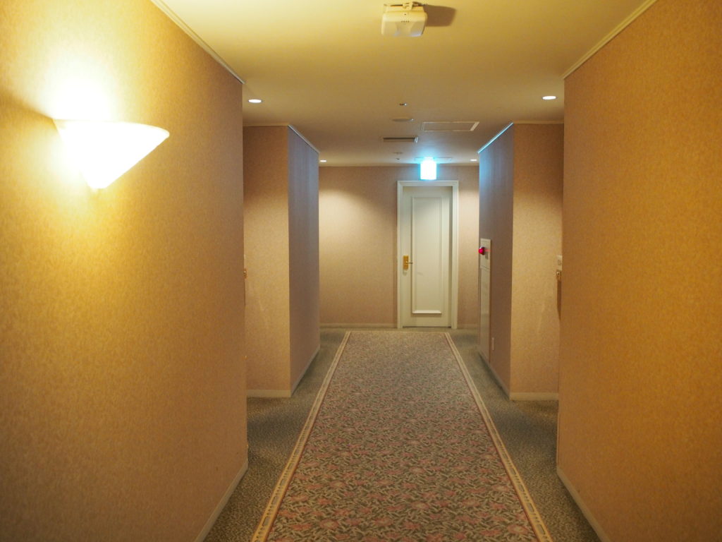 横浜ロイヤルパークホテルの客室フロアの通路