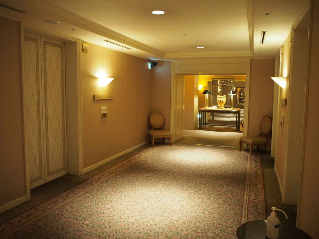 横浜ロイヤルパークホテルの宿泊フロアのエレベーターホール