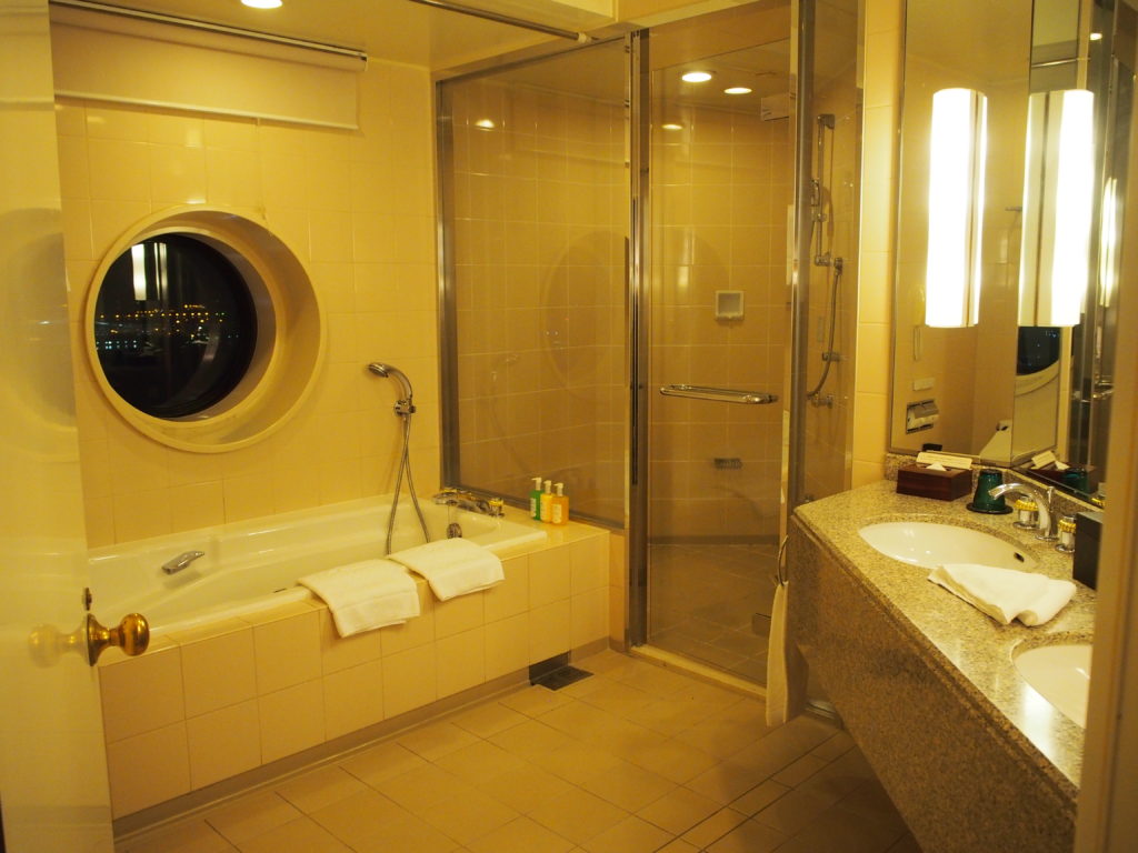 横浜ロイヤルパークホテル『コーナーツインルーム』のバスルーム