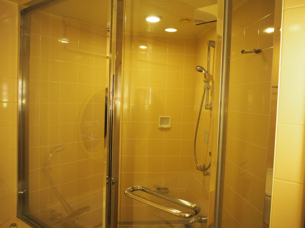 横浜ロイヤルパークホテル『コーナーツインルーム』のバスルームのシャワーブース