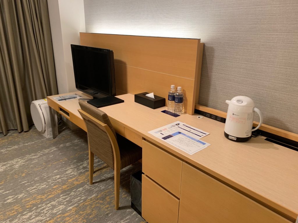 赤坂エクセルホテル東急のスーペリアダブル客室のデスクスペース