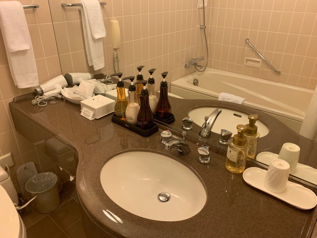 ロイヤルパインズホテル浦和『スーペリアシングルルーム』のバスルームの洗面台