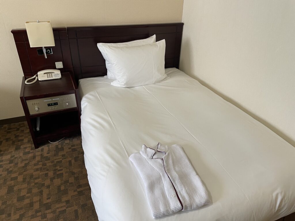 ANAクラウンプラザホテル秋田のスタンダードダブルルームのベッド